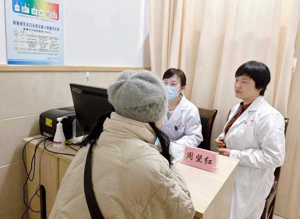 省政協委員、浙江大學醫學院附屬婦產科醫院婦三科主任周堅紅在委員名醫工作室開展義診活動