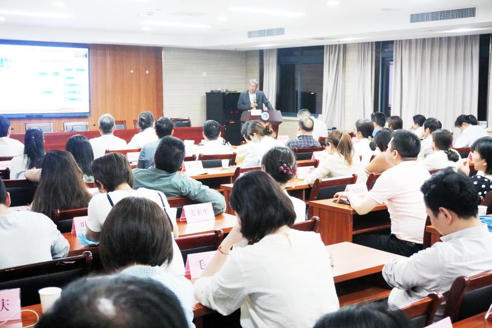 省政協委員、浙江大學醫學院附屬邵逸夫醫院副院長虞洪參與省政協送衛生下鄉的科普講座