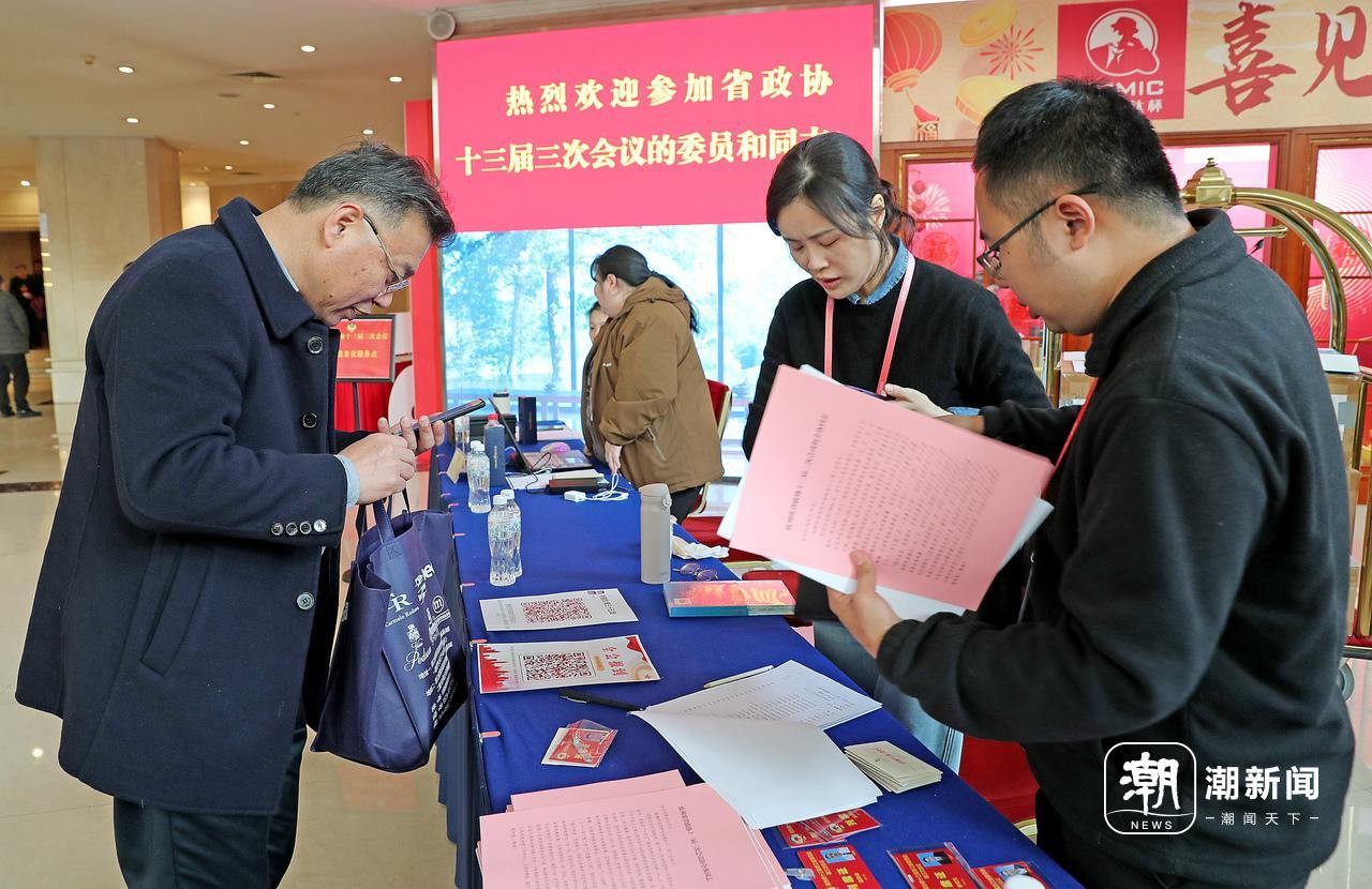 省政協(xié)委員陸續(xù)報到